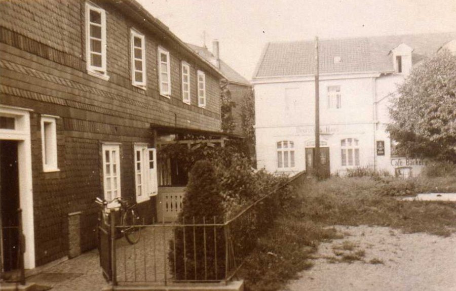 Haus Rudolf Schmidt (heute Diesem) und Bäckerei Heu im Hintergrund