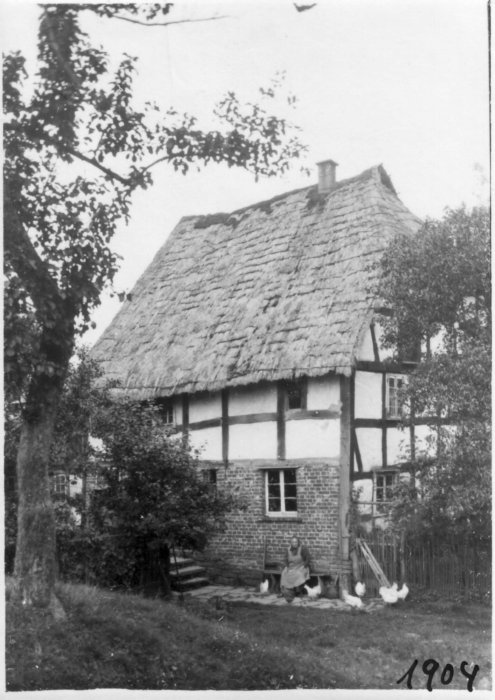 Nr. 1904 Strohdachhaus in Verr, um 1930