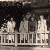 Drabenderhöherinnen vor dem Gasthof Klein in den 1930er Jahren