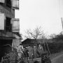 freiwillige_feuerwehr_aufraeumen_vor_dem_geraetehaus_aufnahme_nach_1960.jpg